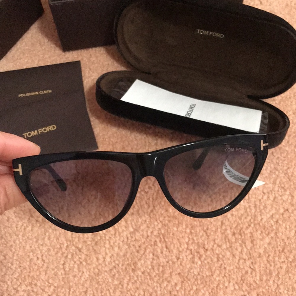 Tom Ford black cat/eye sunglasses (Amber) brand new